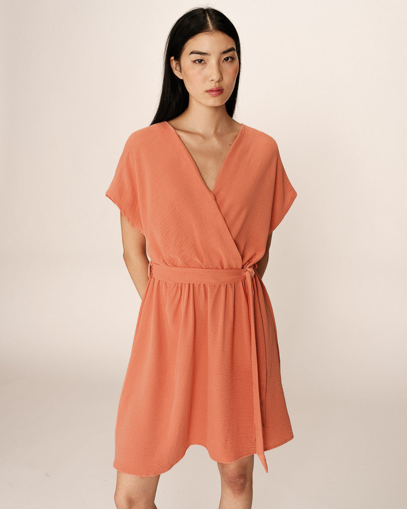 Robe papaye portée de face, look élégant et confortable
