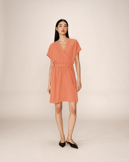 Robe papaye portée en pied, silhouette estivale
