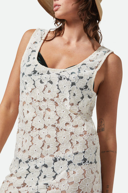 Zoom sur la dentelle florale de la robe cache-maillot crème – matière ajourée en coton et nylon