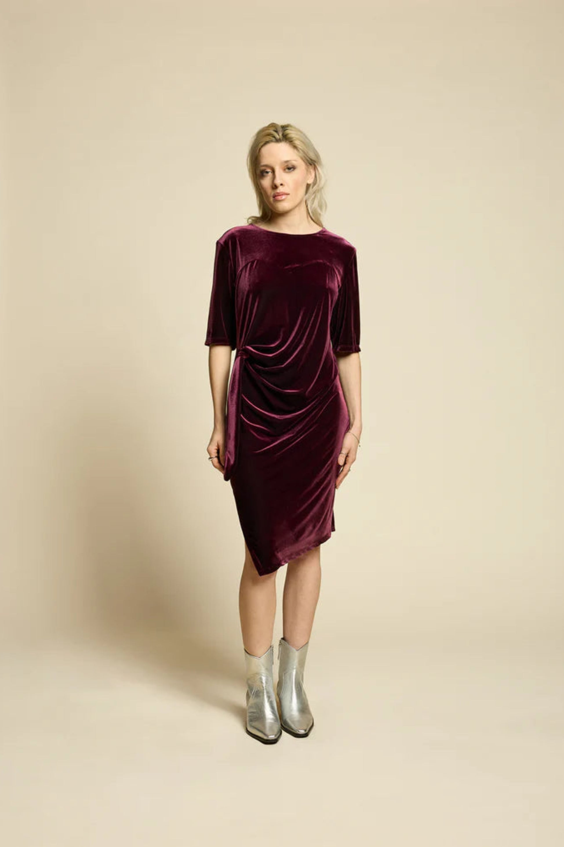 Robe Rosetta bourgogne portée de face avec drapé au devant et longueur midi