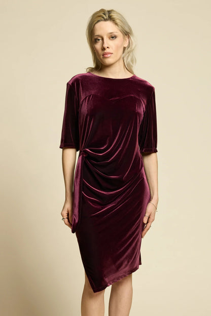 Détail de la robe Rosetta bourgogne montrant la découpe en cœur et le drapé élégant