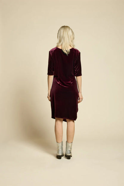 Vue arrière de la robe Rosetta bourgogne avec manches courtes et coupe ajustée élégante