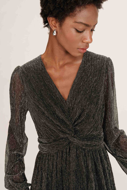 Gros plan sur le noeud a la taille de la robe Tina argent, tissu lurex scintillant.