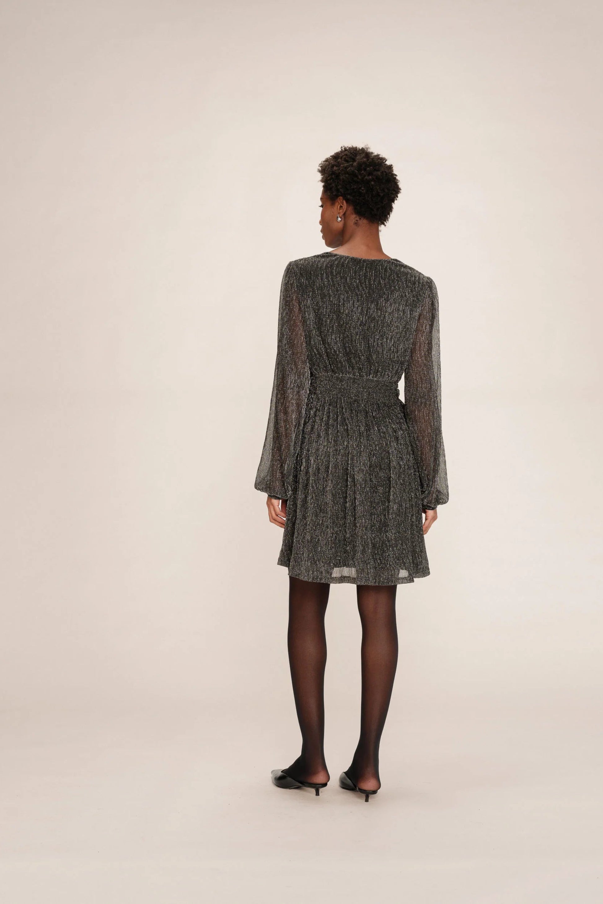 Vue de dos de la robe Tina argent avec taille smockee.