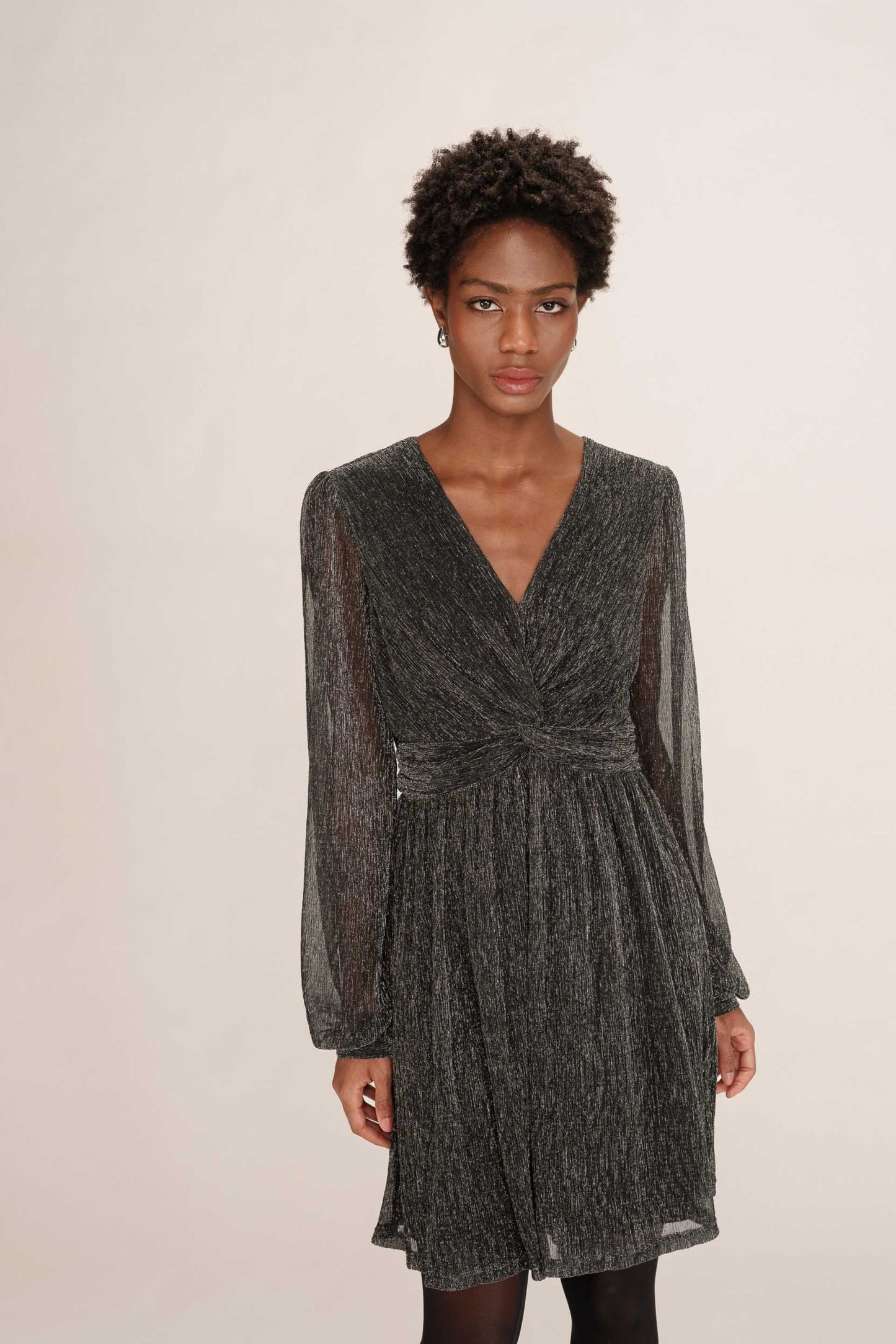 Vue de face de la robe courte Tina argent, tissu scintillant et coupe evasee.