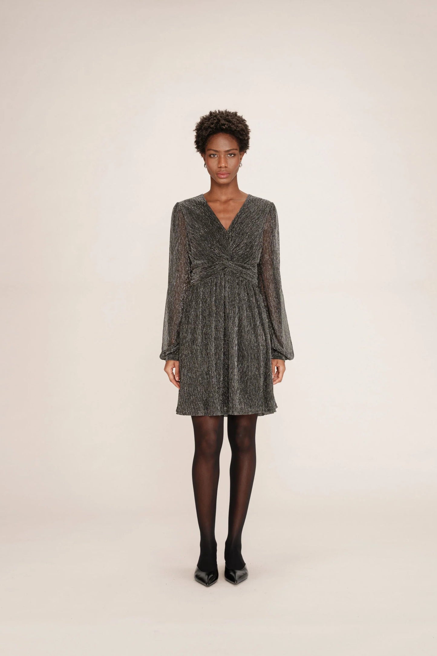 Robe Tina argent photographiee sur fond blanc, manches longues et noeud avant.