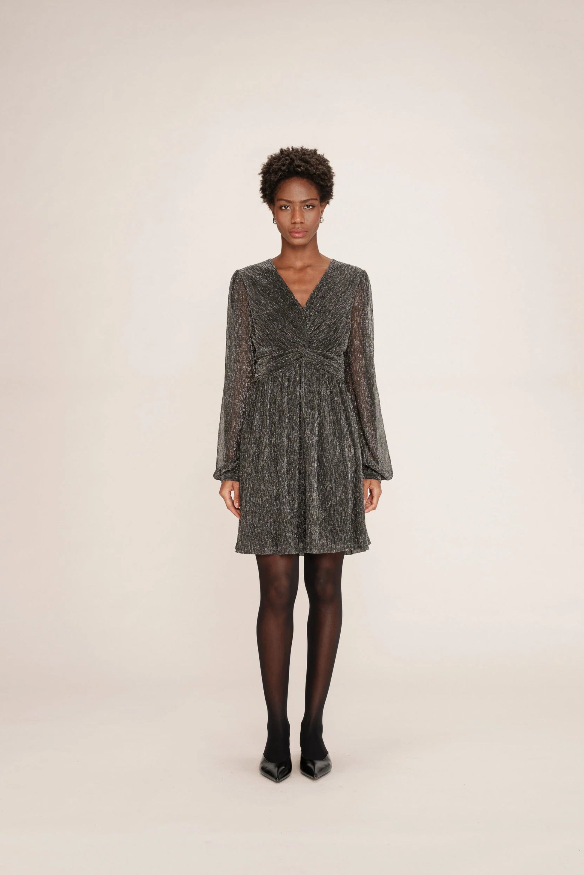 Robe Tina argent photographiee sur fond blanc, manches longues et noeud avant.