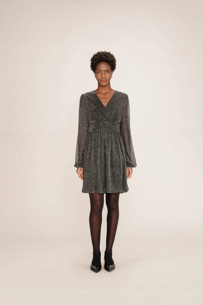 Robe Tina argent photographiee sur fond blanc, manches longues et noeud avant.