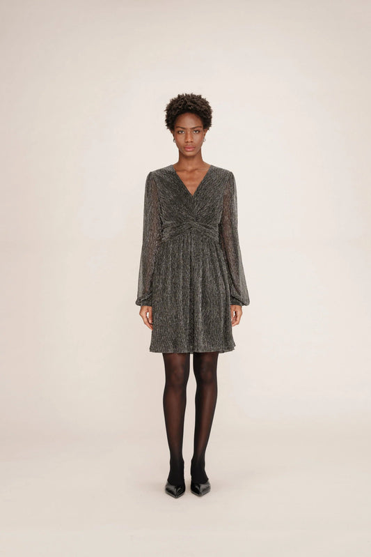 Robe Tina argent photographiee sur fond blanc, manches longues et noeud avant.