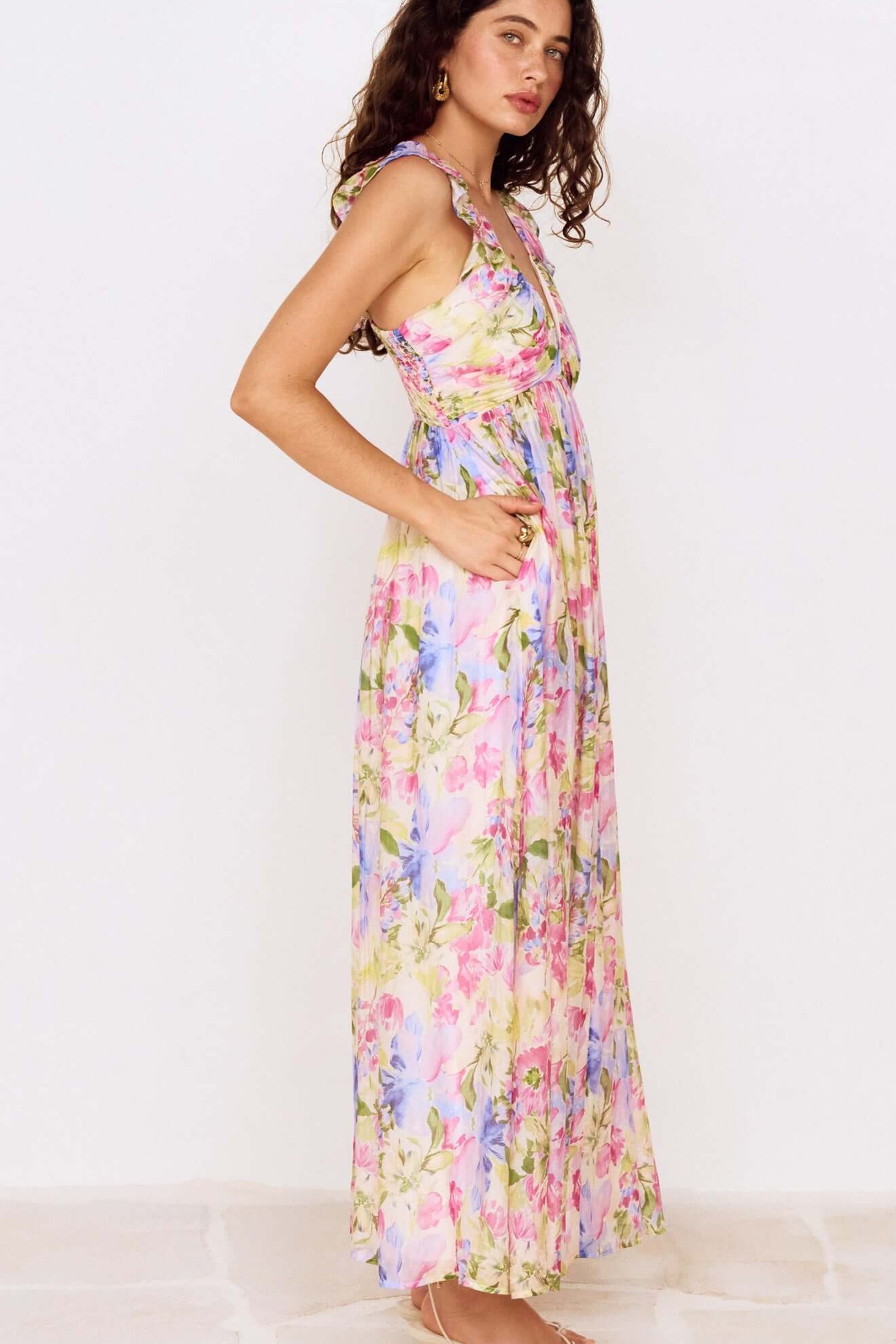 Robe longue florale vue de profil avec coupe fluide et tissu leger