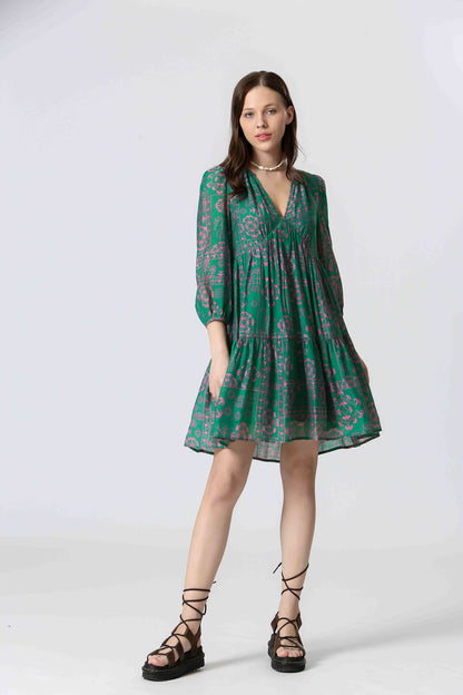 Robe courte fluide verte à imprimé floral avec manches 3/4 et encolure en V – style bohème chic