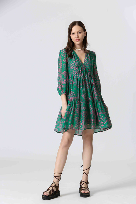 Robe courte fluide verte à imprimé floral avec manches 3/4 et encolure en V – style bohème chic