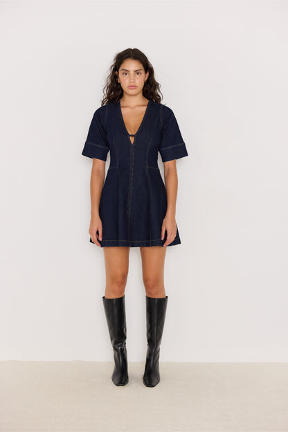 Vue de face de la robe en denim bleu foncé avec col V et coupe évasée