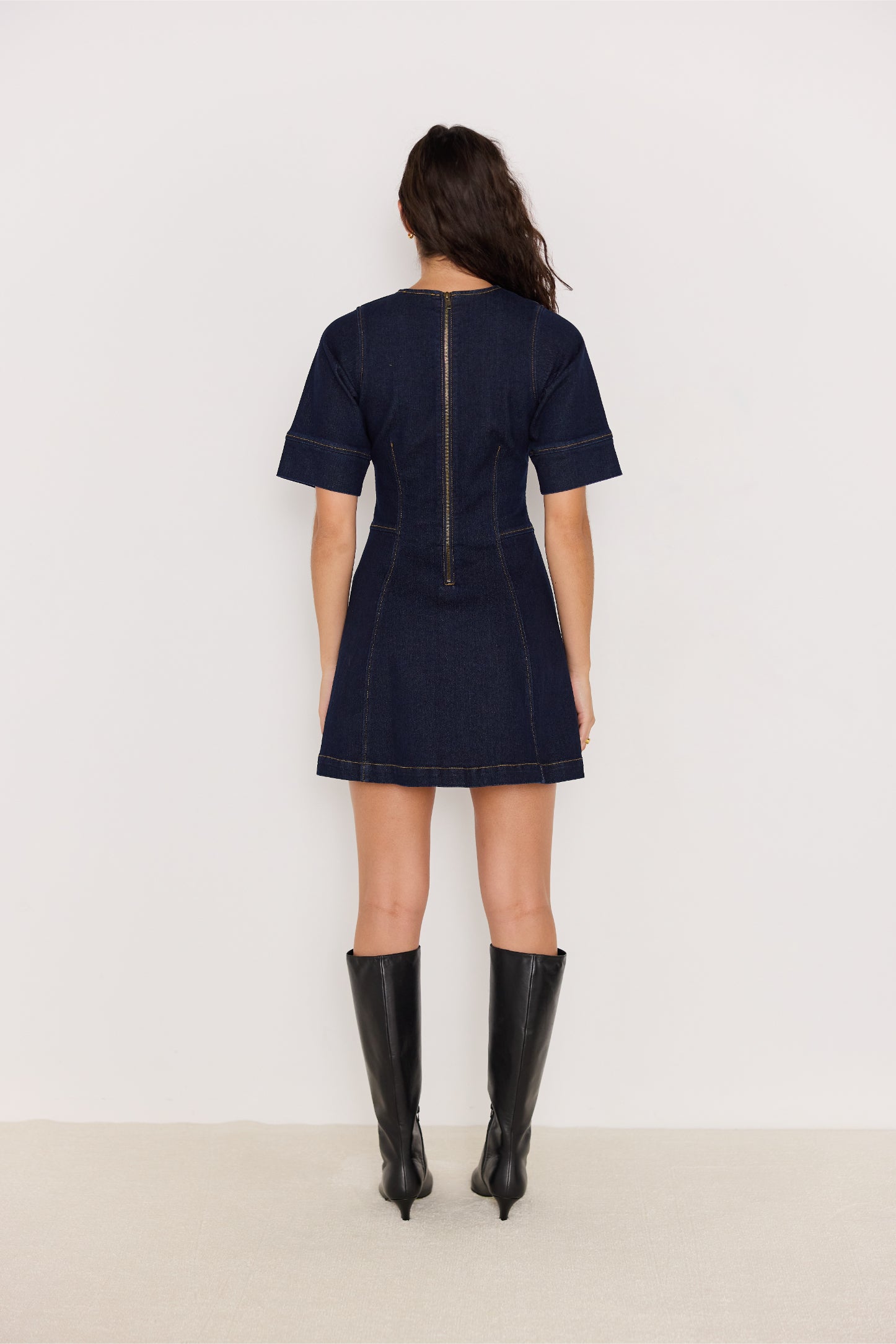 Vue de dos de la robe en denim bleu foncé avec fermeture zippée