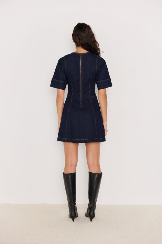  Vue de dos de la robe en denim bleu foncé avec fermeture zippée