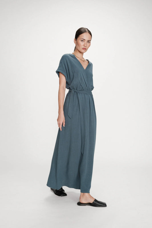 Robe émeraude vue de côté avec tombé fluide et manches courtes