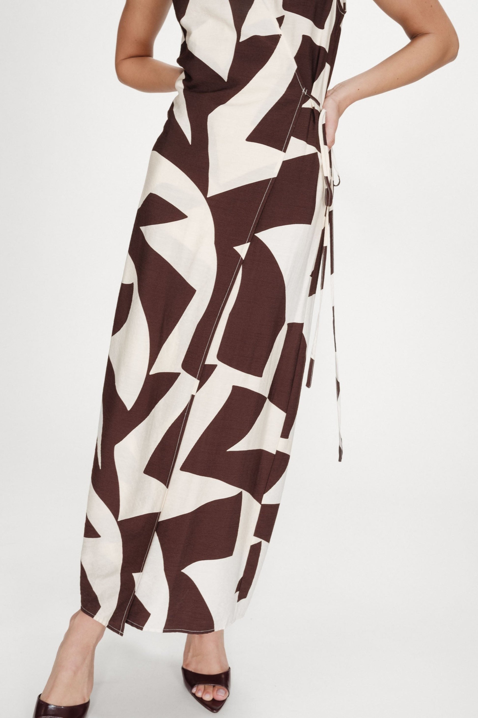Detail robe Maryse chocolat – fermeture portefeuille et lien