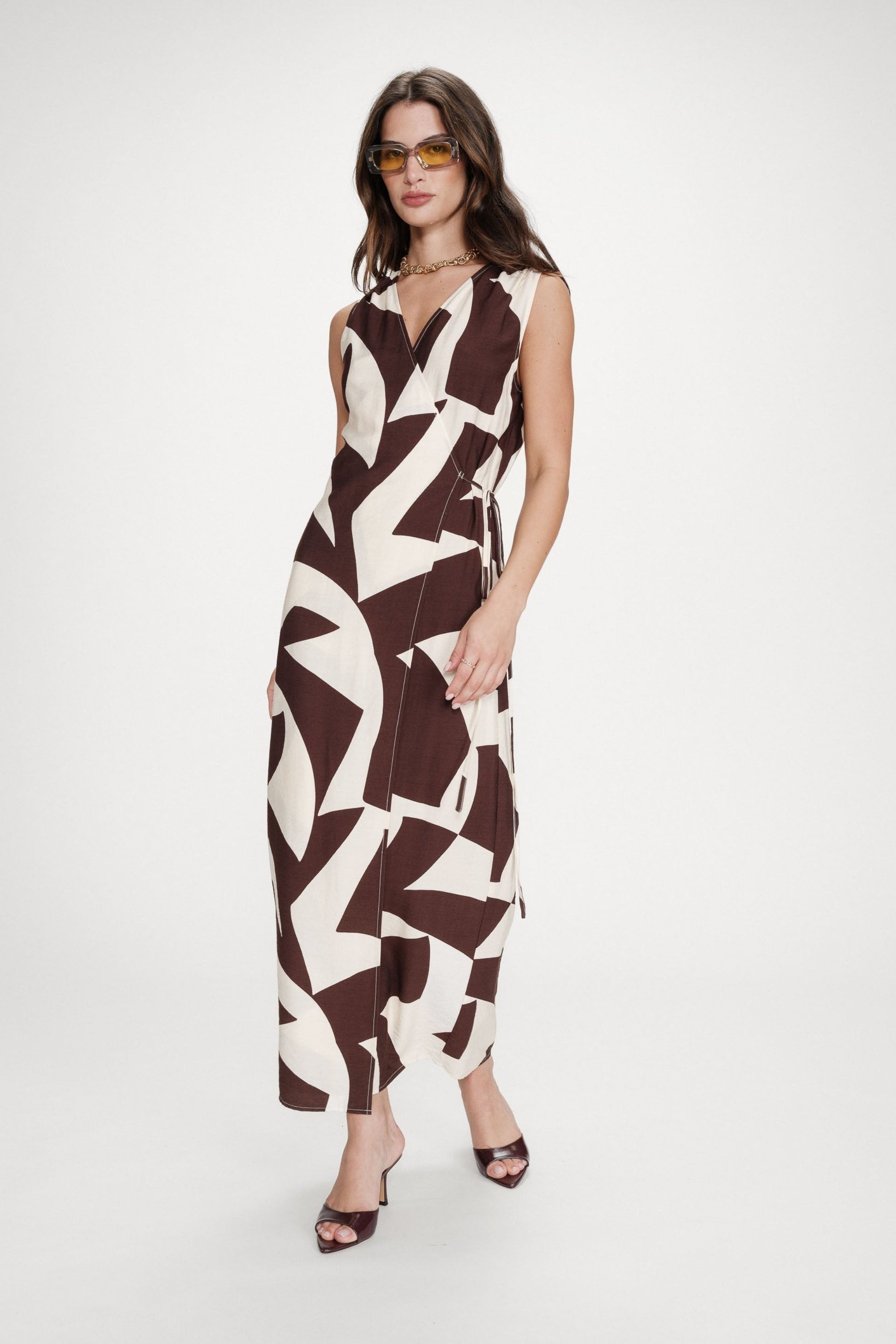 Robe longue Maryse chocolat en mouvement – tissu fluide