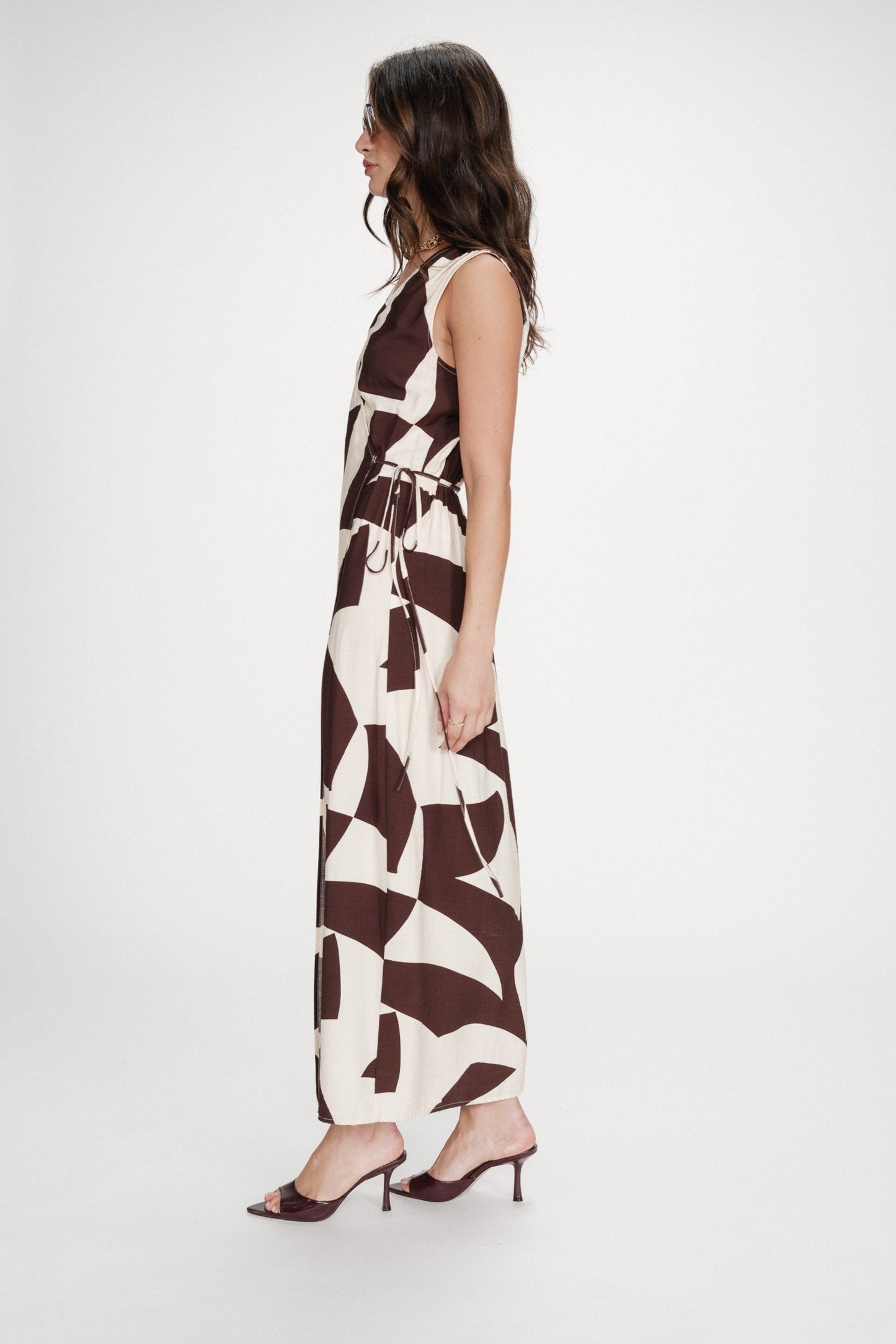 Robe longue Maryse chocolat vue de profil – taille ajustee lien a nouer