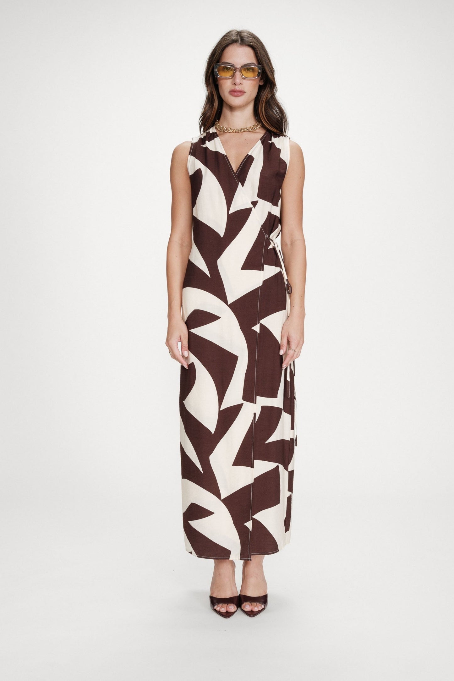 Robe longue Maryse chocolat portee en entier – imprime graphique