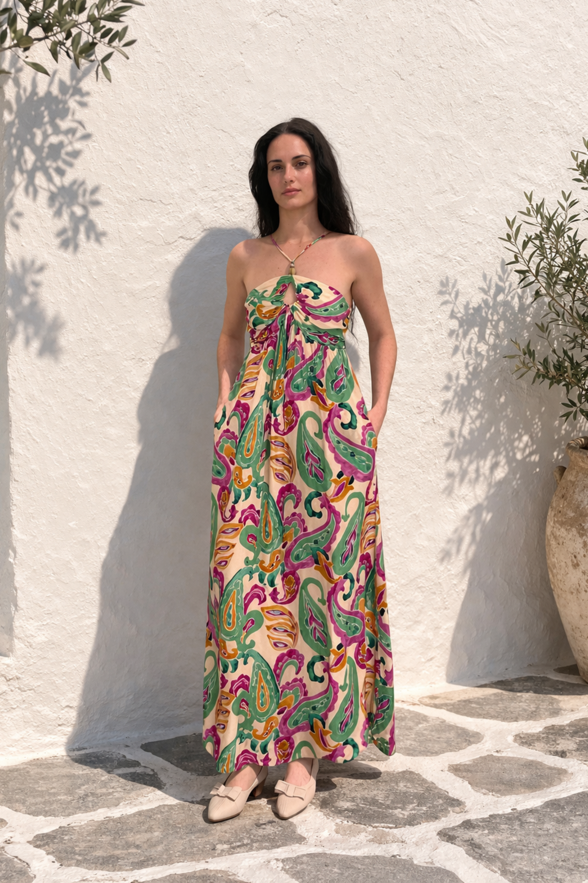 Robe longue bustier portee avec imprime multicolore et look bohème chic