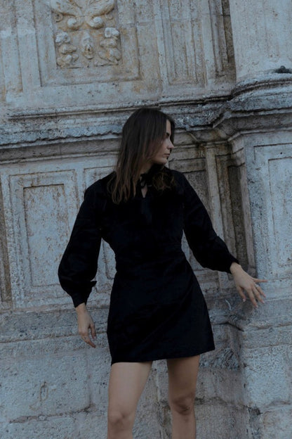 Détail de l’encolure croisée de la robe Petra noire