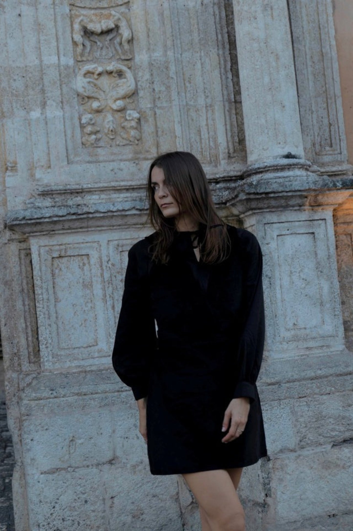  Robe Petra noire portée avec bottines, style chic urbain