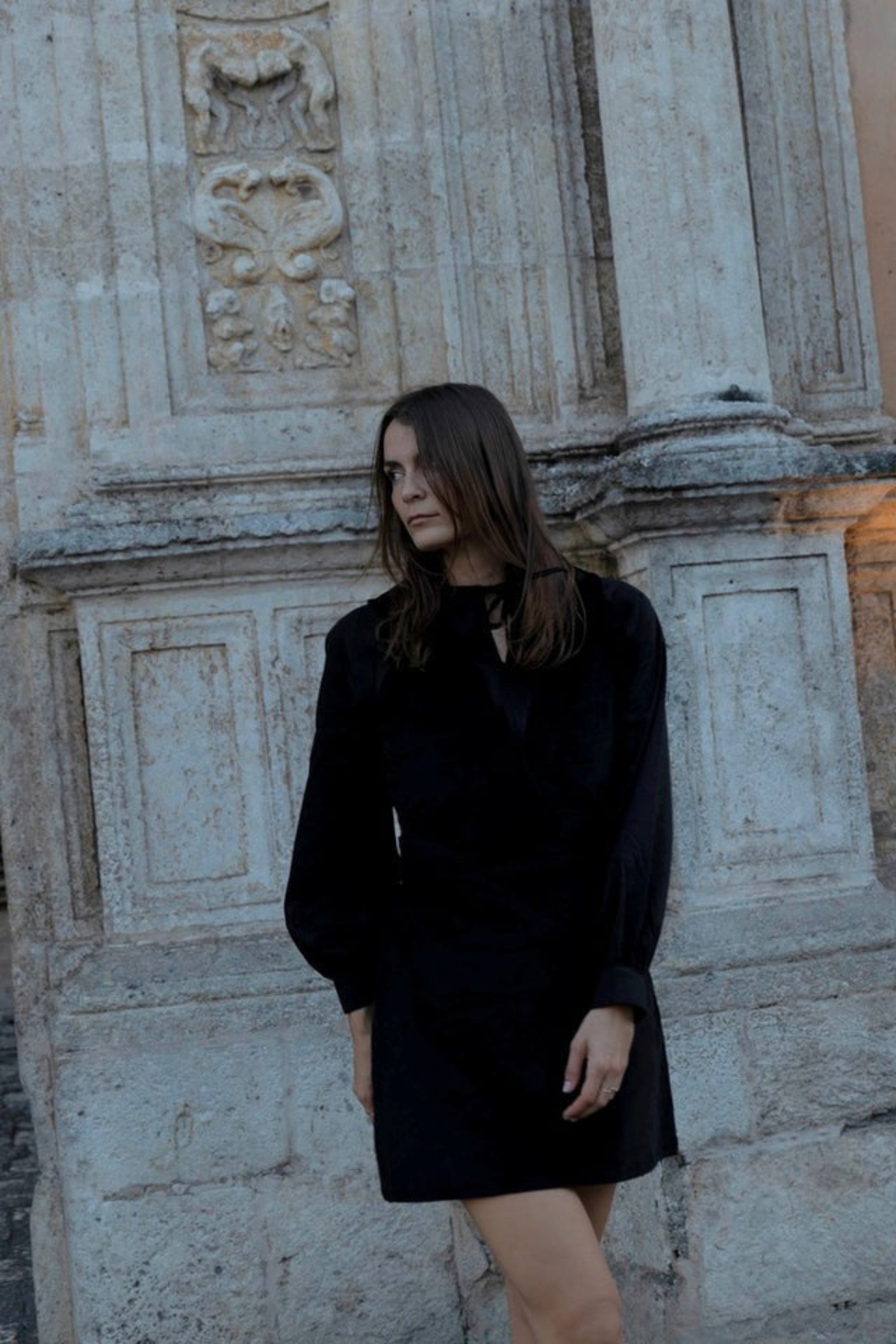  Robe Petra noire portée avec bottines, style chic urbain