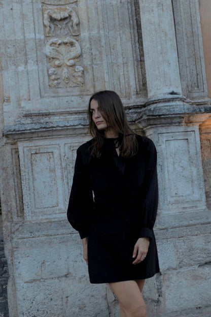  Robe Petra noire portée avec bottines, style chic urbain