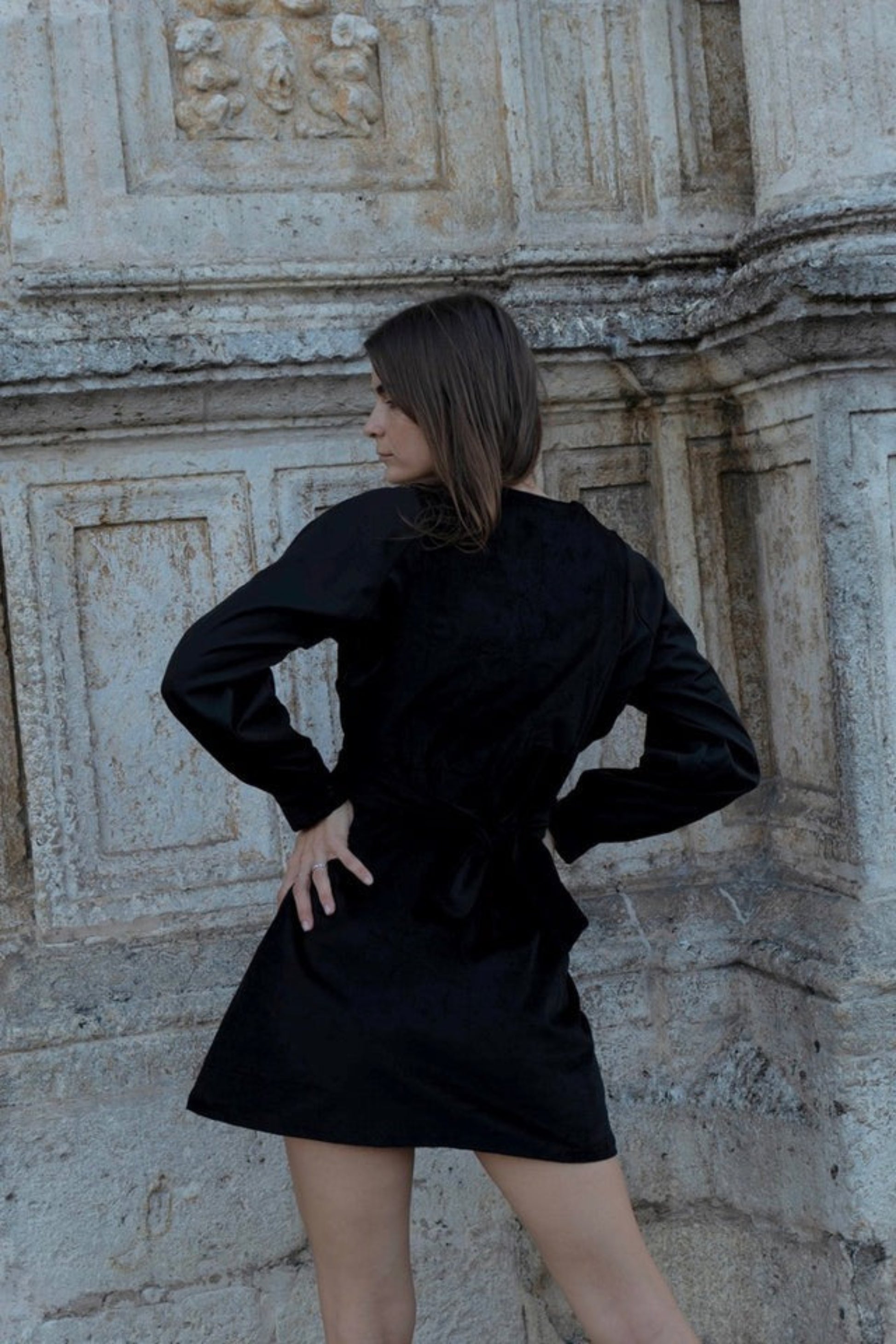 Robe courte noire en velours côtelé vue de dos avec coupe ajustée