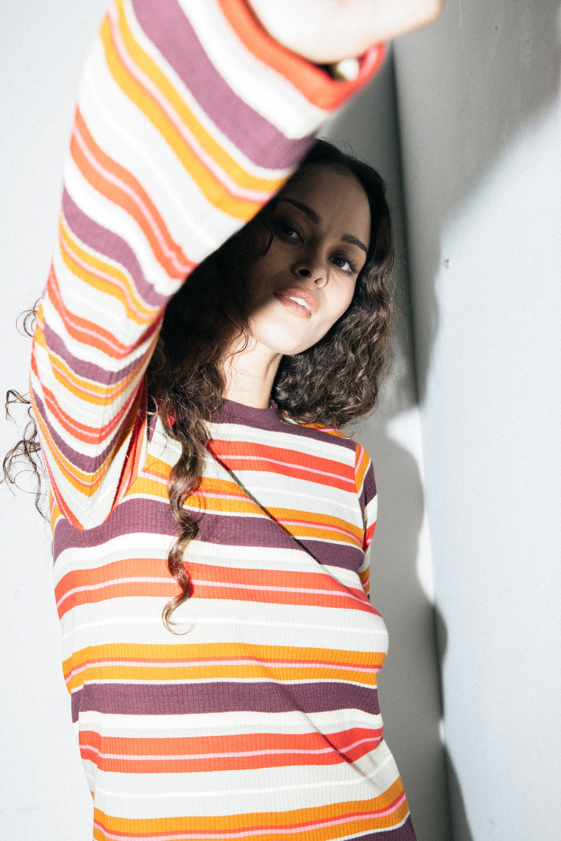 Gros plan de la robe pull rayee multicolore manches longues, detail encolure ronde
