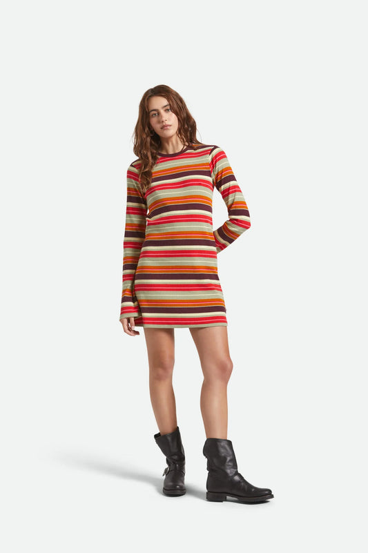 Vue de face de la robe pull rayee multicolore manches longues, style retro chic portée avec des bottines noires.