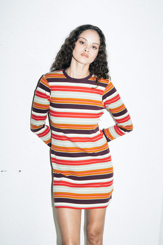 Vue de face en studio de la robe pull rayee multicolore manches longues, coupe ajustee mi-cuisse