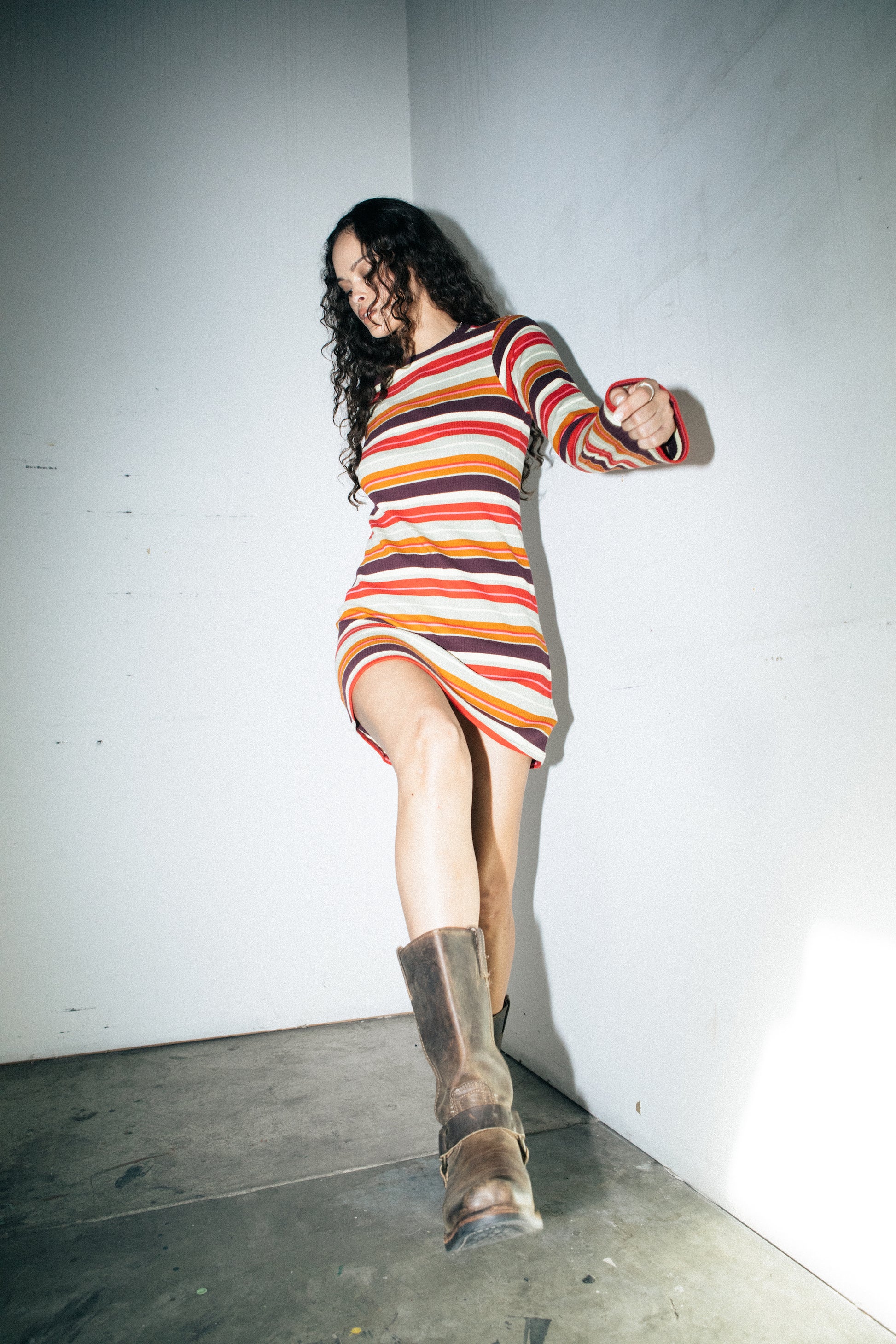 Robe pull rayee multicolore manches longues en mouvement, style casual chic