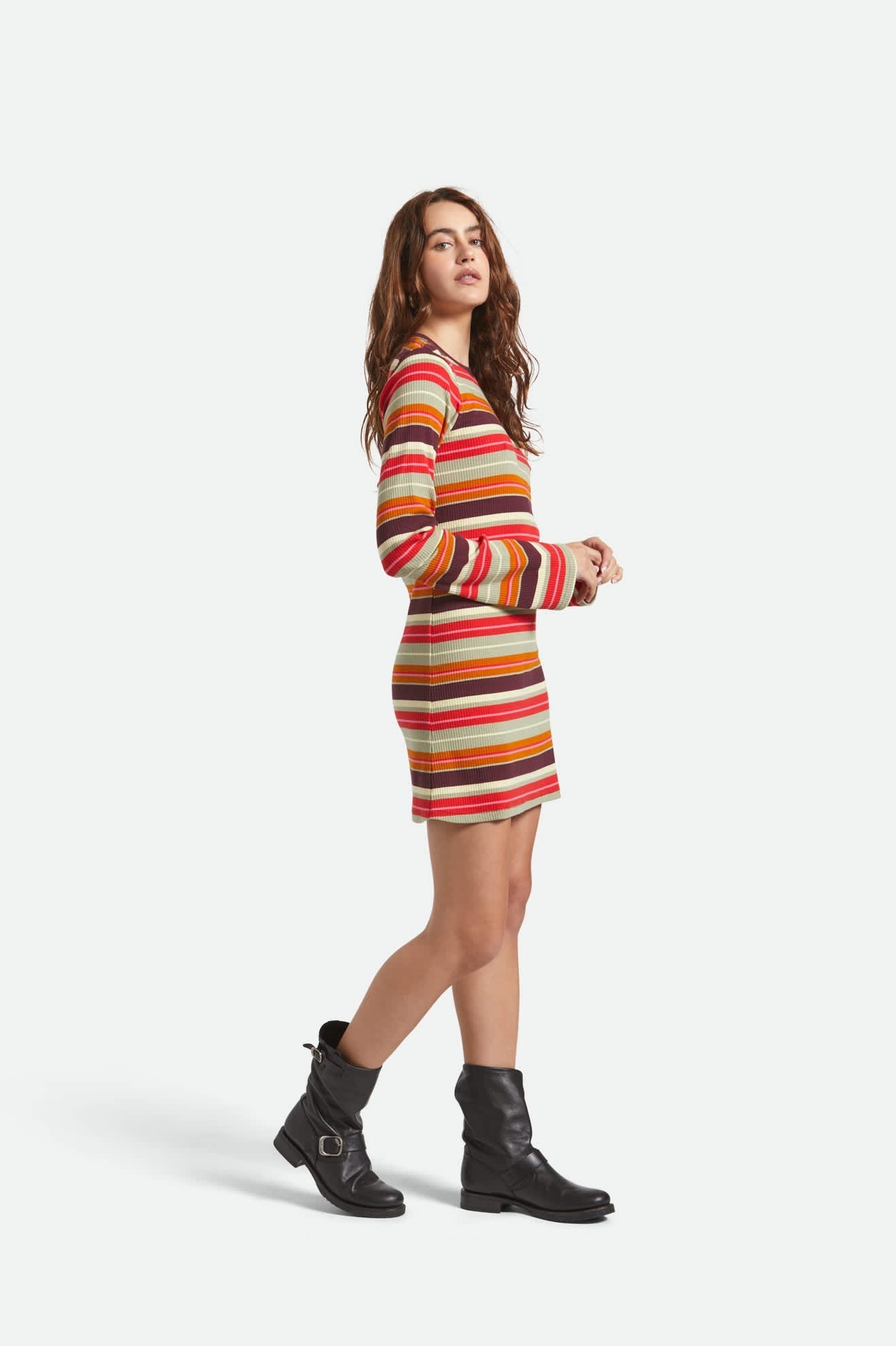 Vue de profil de la robe pull rayee multicolore manches longues, style retro chic