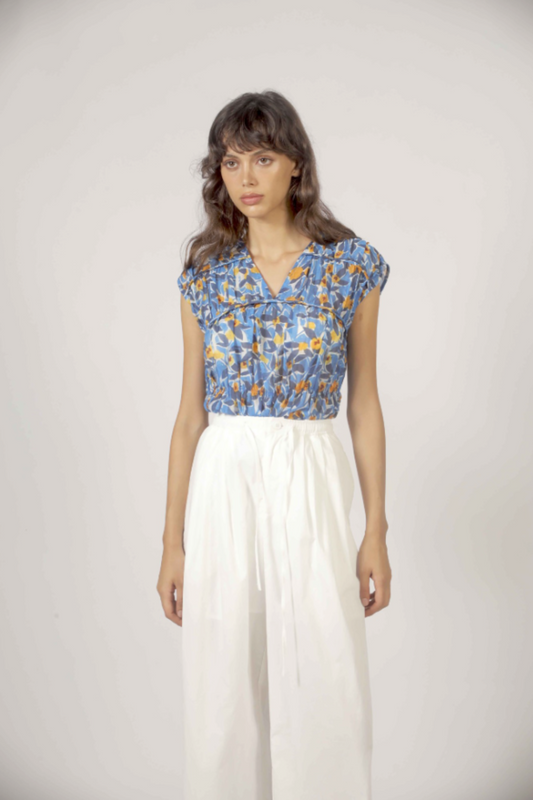 Détail de la blouse fleurie bleue légère avec coupe fluide et élégante