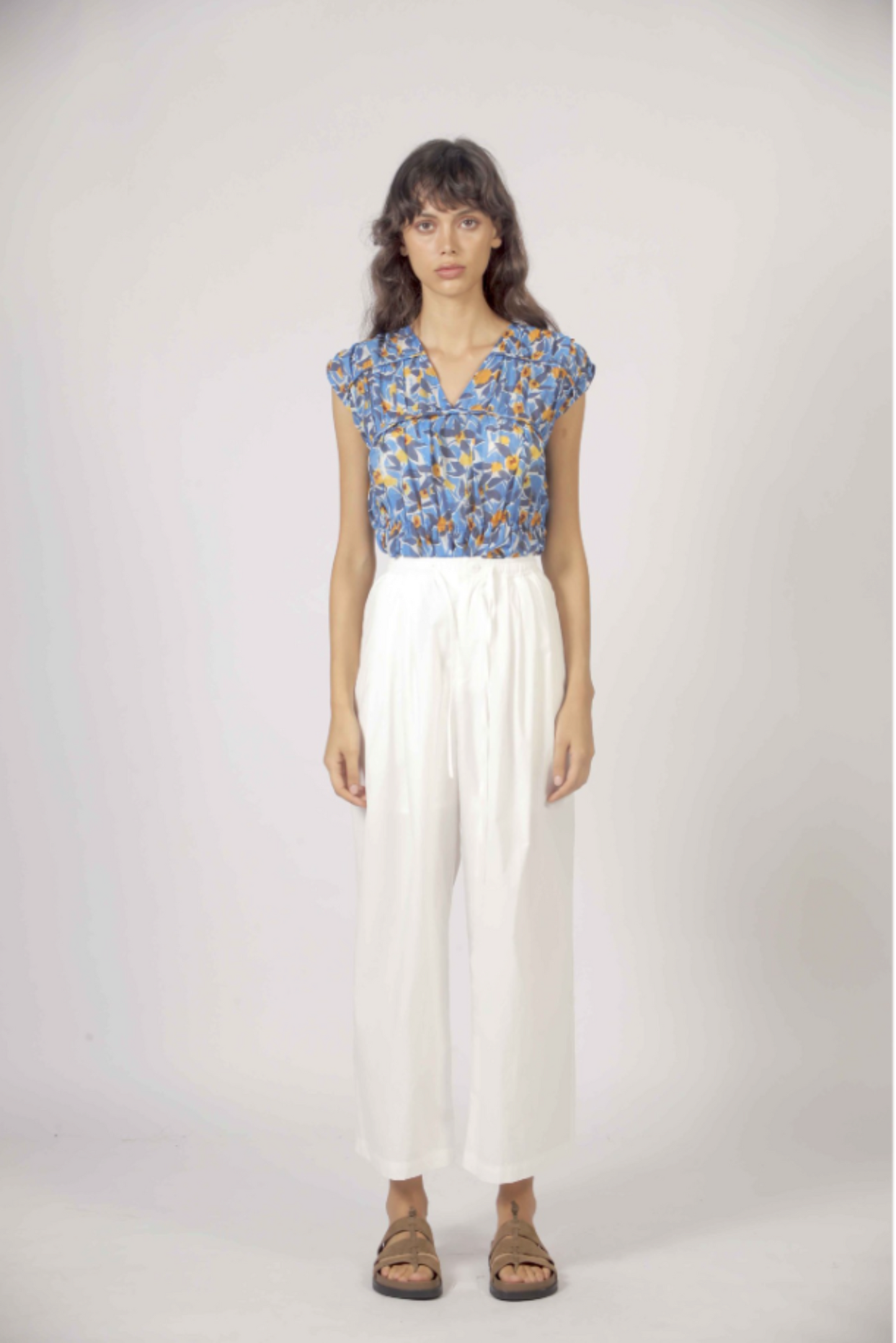 Blouse fluide fleurie bleue à manches courtes style féminin moderne