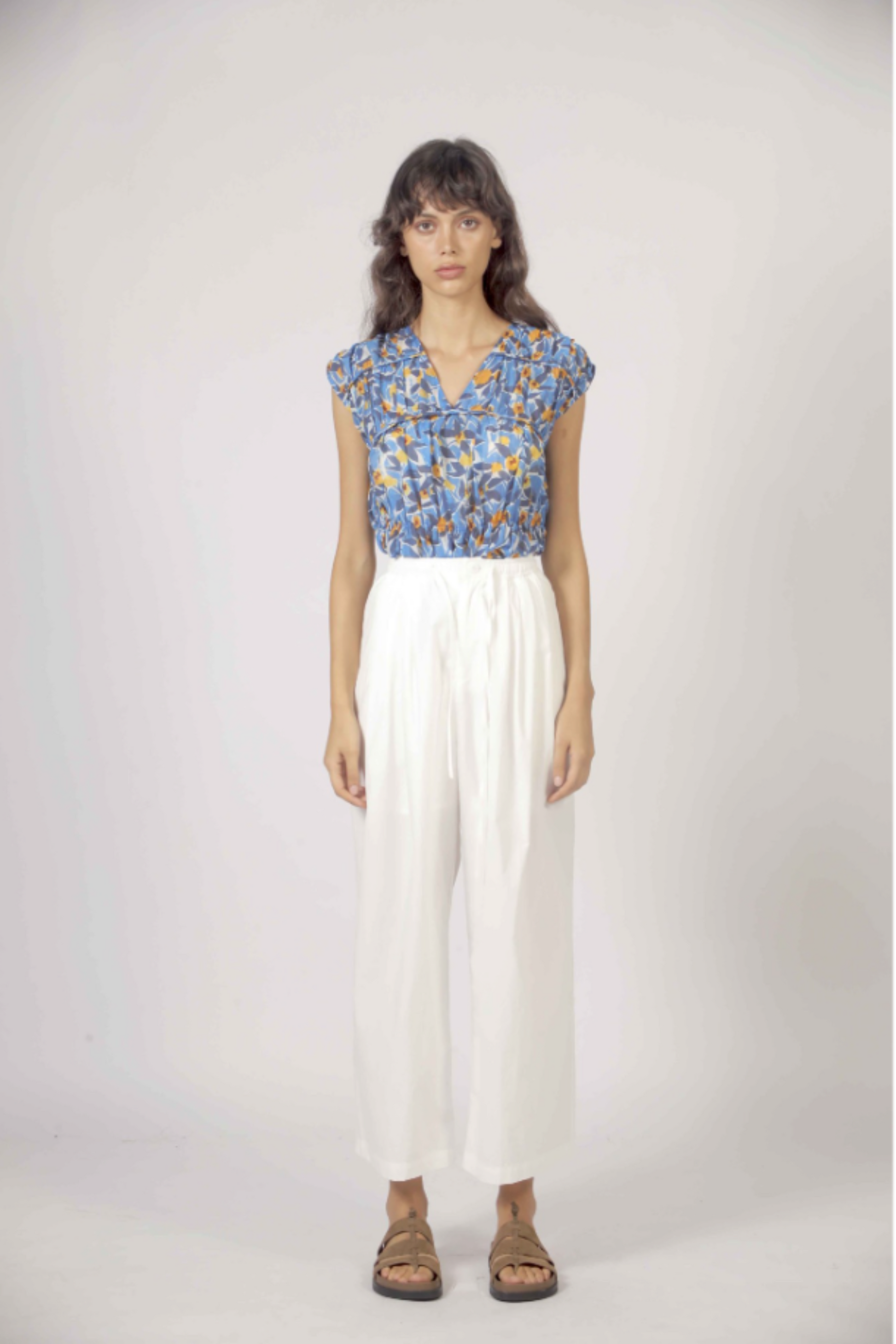 Blouse fluide fleurie bleue à manches courtes style féminin moderne