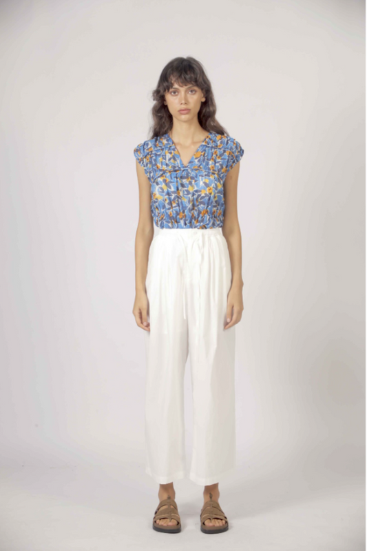 Blouse fluide fleurie bleue à manches courtes style féminin moderne