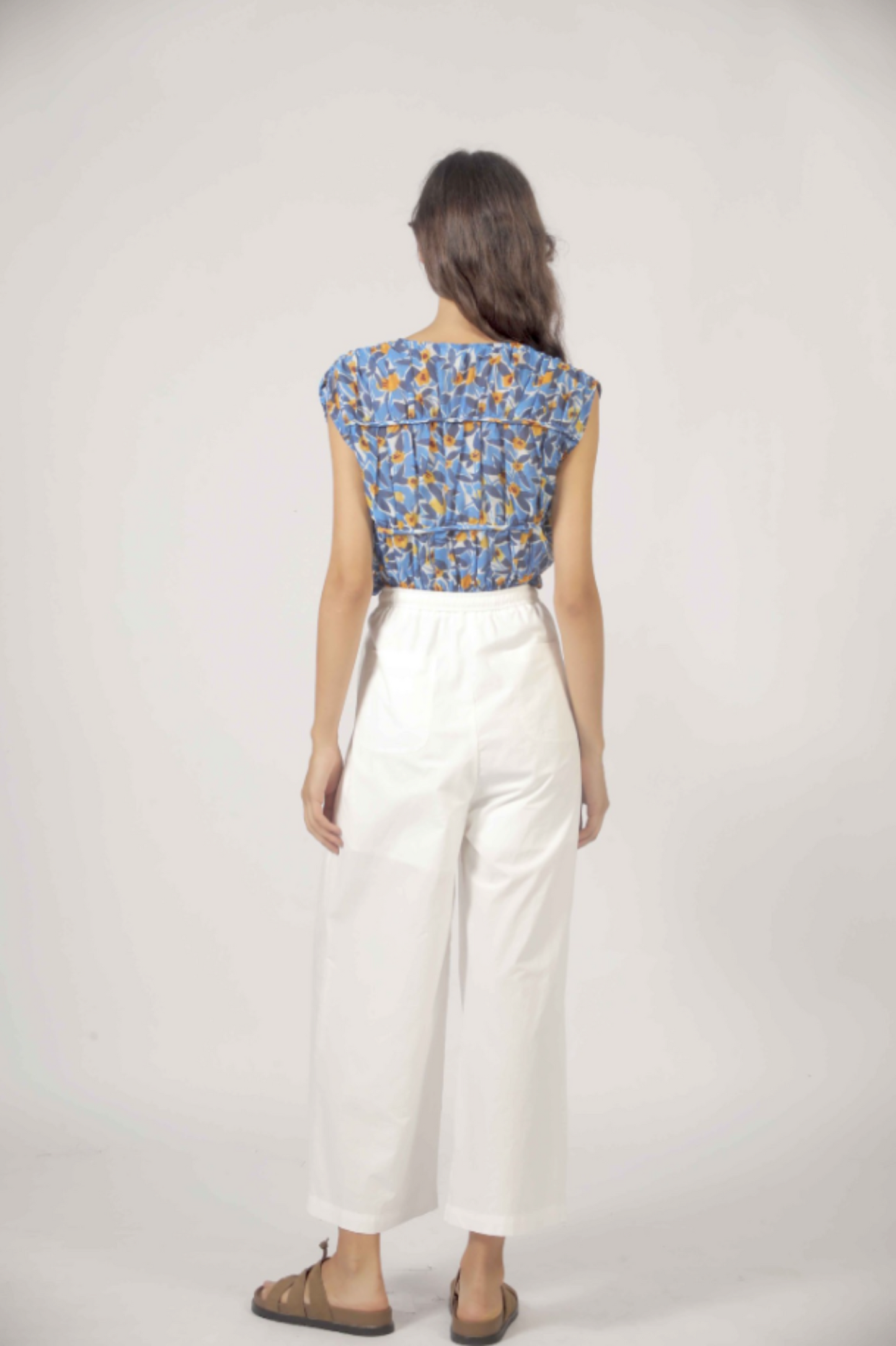 Vue arrière de la blouse fleurie bleue fluide avec épaules froncées