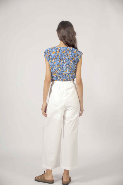 Vue arrière de la blouse fleurie bleue fluide avec épaules froncées