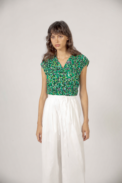Détail de la blouse fleurie bleue légère avec coupe fluide et élégante