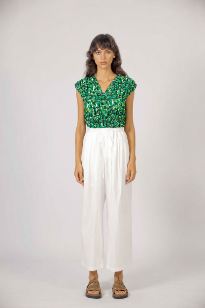 Blouse fluide fleurie verte à manches courtes style féminin moderne