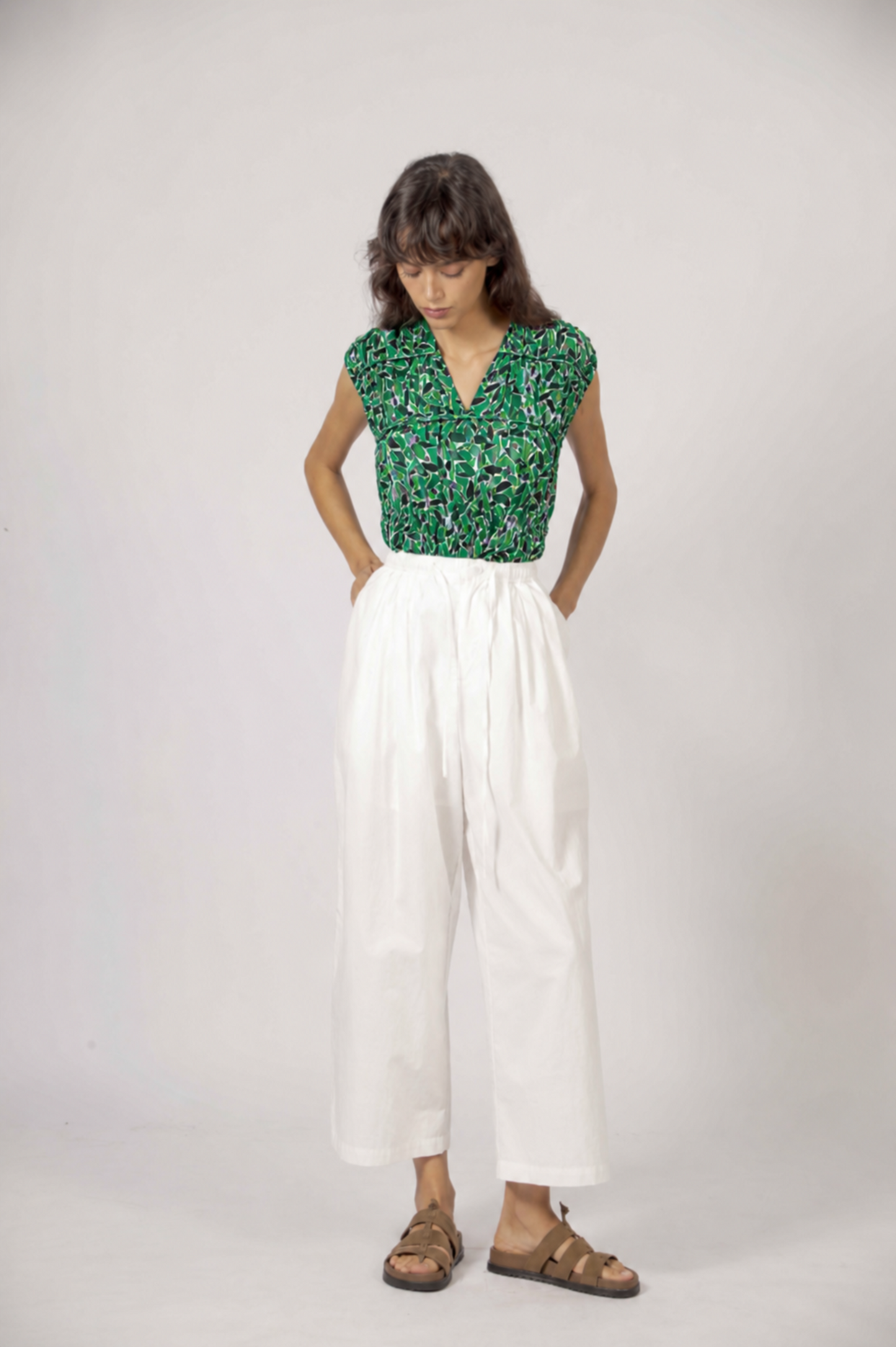 Blouse fleurie vert portée avec pantalon blanc style chic et léger