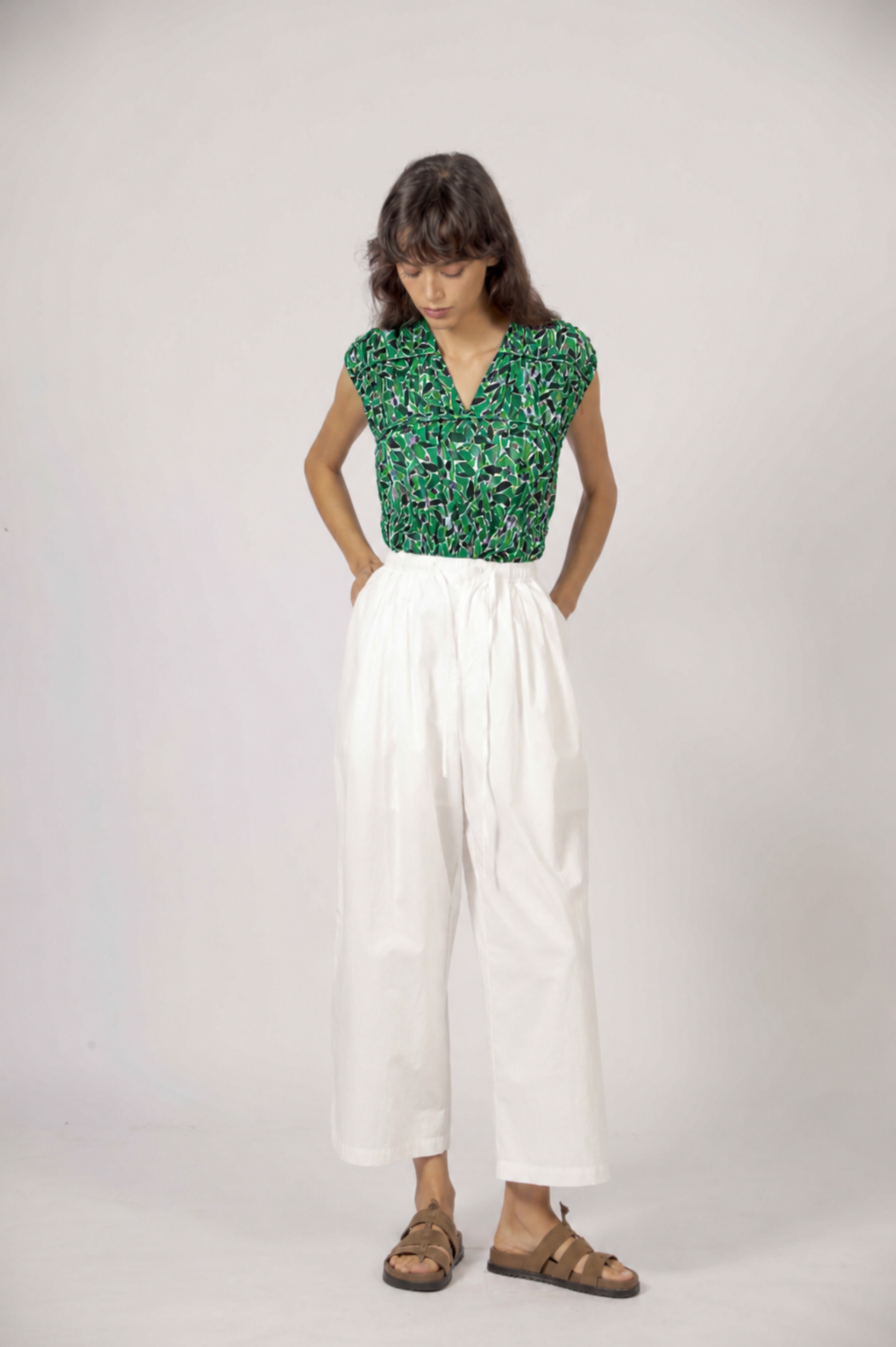 Blouse fleurie vert portée avec pantalon blanc style chic et léger