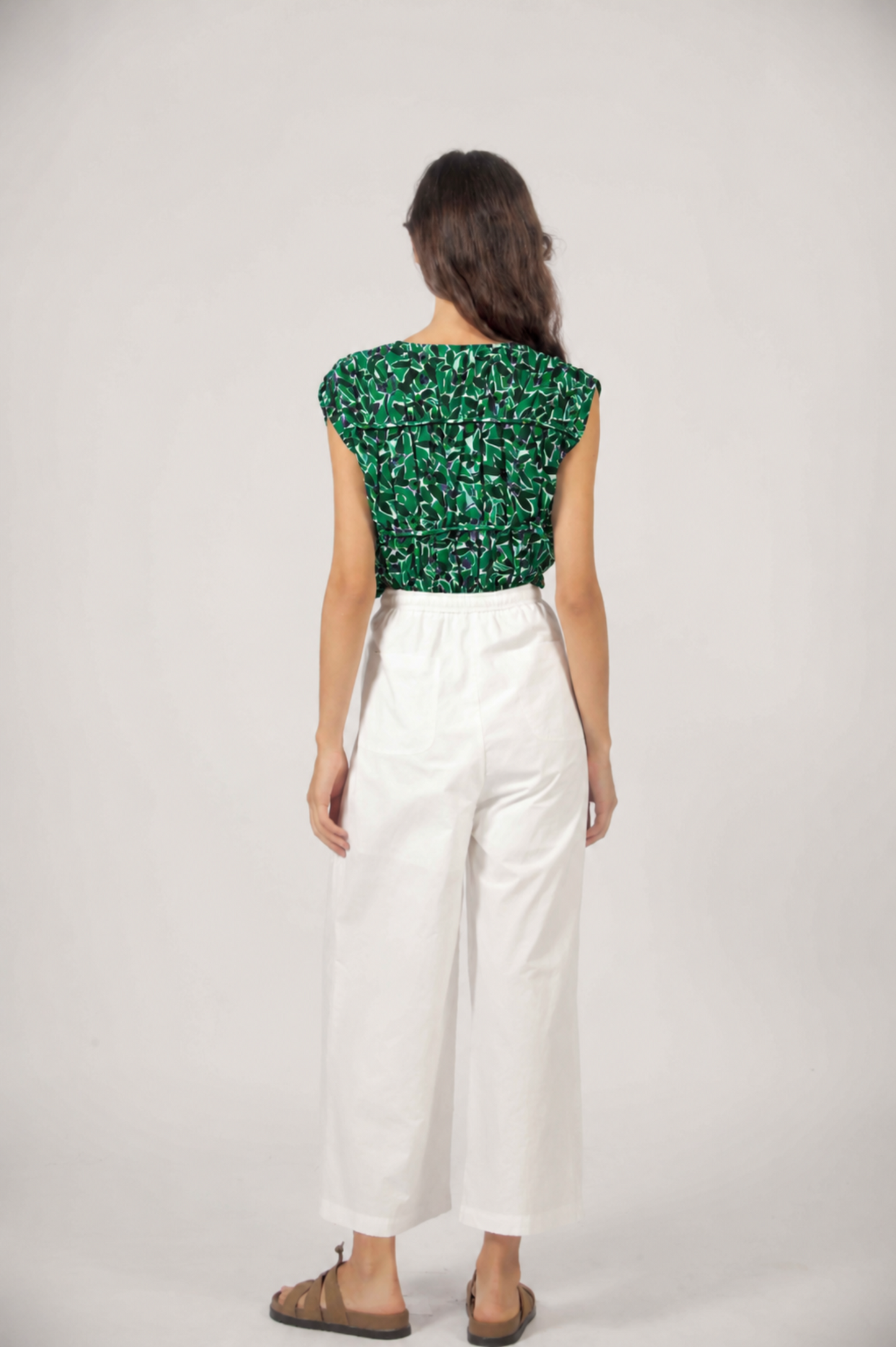 Vue arrière de la blouse fleurie verte fluide avec épaules froncées