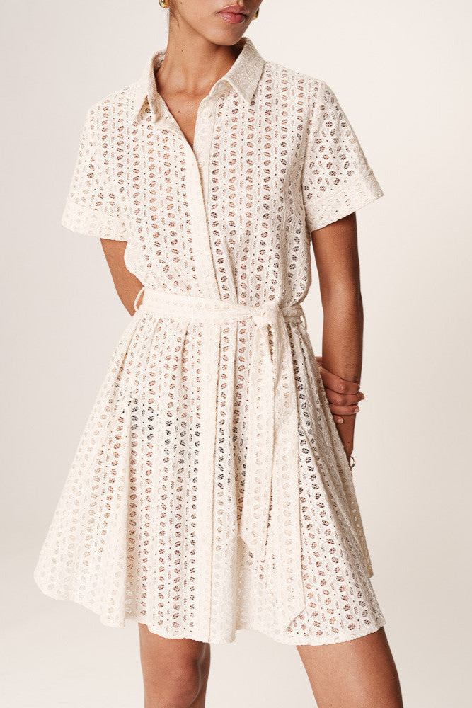 vue de face de la robe courte en dentelle écrue avec ceinture nouée à la taille