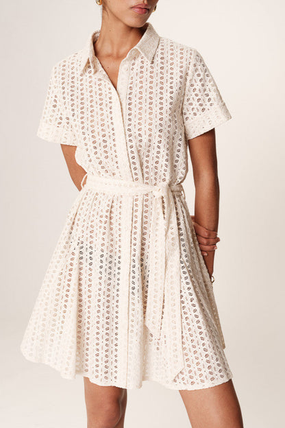 vue de face de la robe courte en dentelle écrue avec ceinture nouée à la taille
