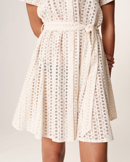 Romane Beige - Robe courte écrue dentelle col chemise ceinturée
