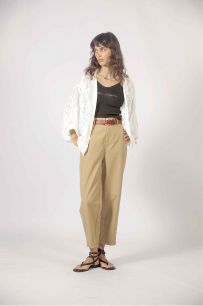 Look estival bohème avec cardigan blanc léger en coton brodé